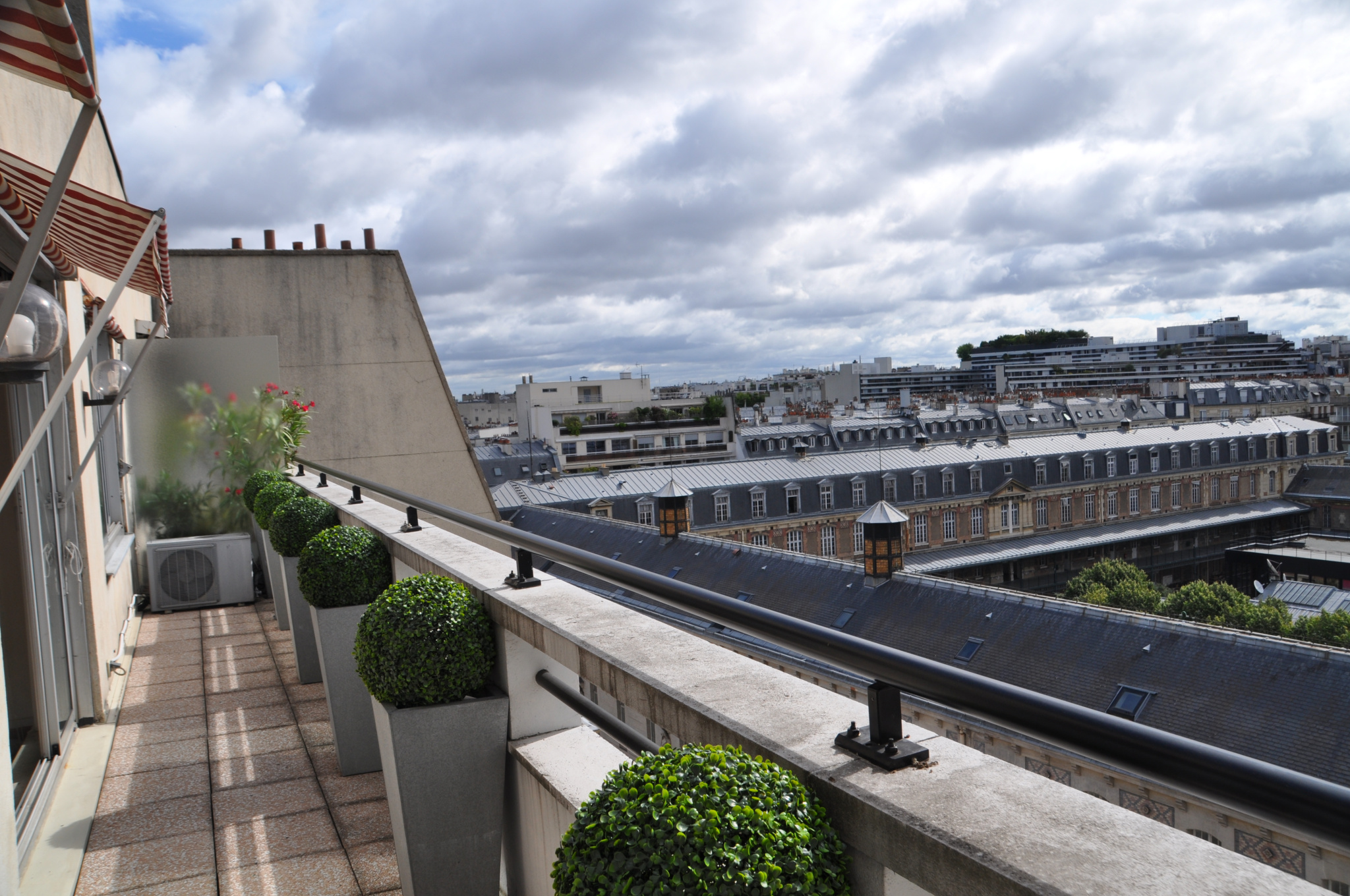 location Exceptionnel dernier étage balcon vue Tour Eiffel
